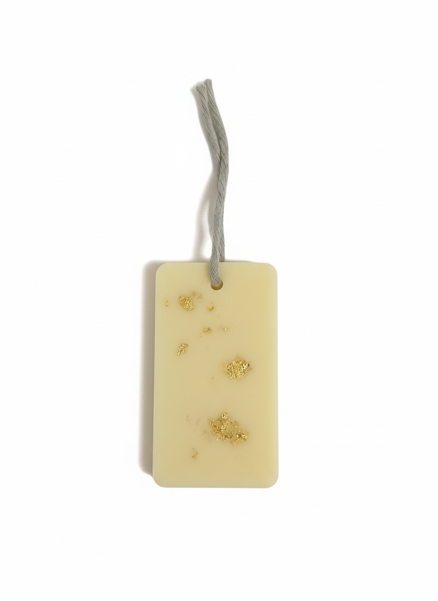  "Suspension parfumée décorative rectangulaire en cire naturelle avec feuille d'or et cordon gris"