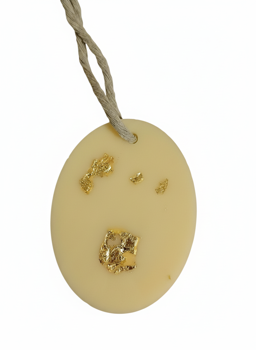 "Suspension parfumée décorative en forme ovale en cire naturelle avec feuille d'or et cordon gris"