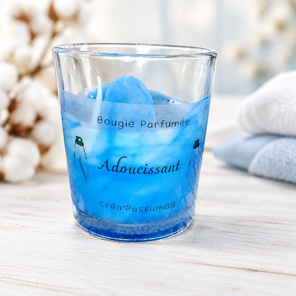 Bougie parfumée Adoucissant Créa'Passion09 en pot de verre, posée sur du bois blanchi dans une ambiance fraîche de linge propre