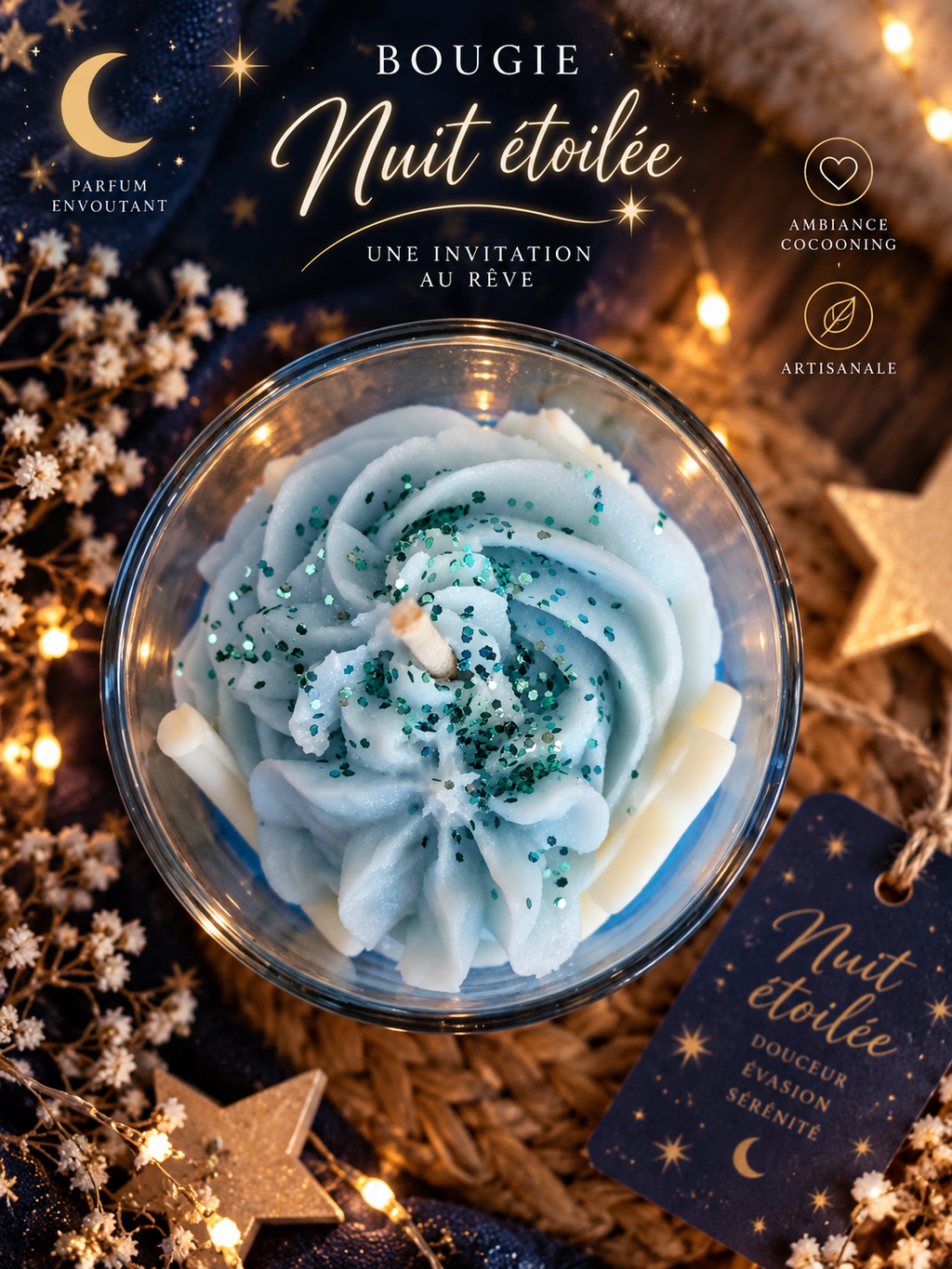 Bougie parfumée Nuit Étoilée en verre, cire bleu pâle décorée de paillettes bleues, présentée dans une ambiance étoilée avec son étiquette.