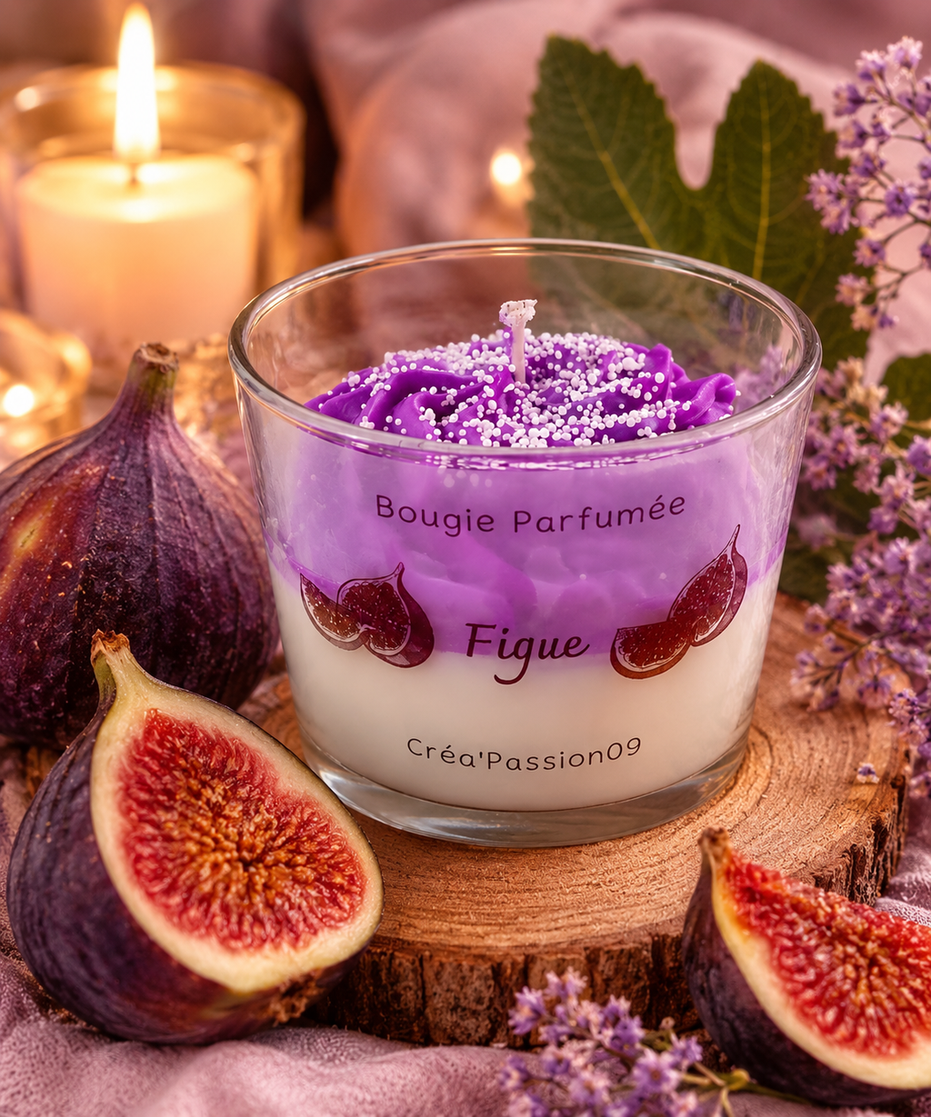 Bougie artisanale Figue en cire naturelle, au parfum fruité, boisé et légèrement sucré.