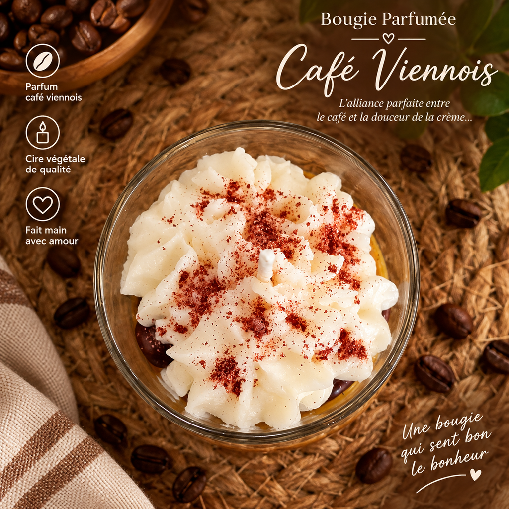 Bougie parfumée Café Viennois dans un verre transparent, cire blanche décorée de paillettes cuivrées, entourée de grains de café dans une ambiance chaleureuse.