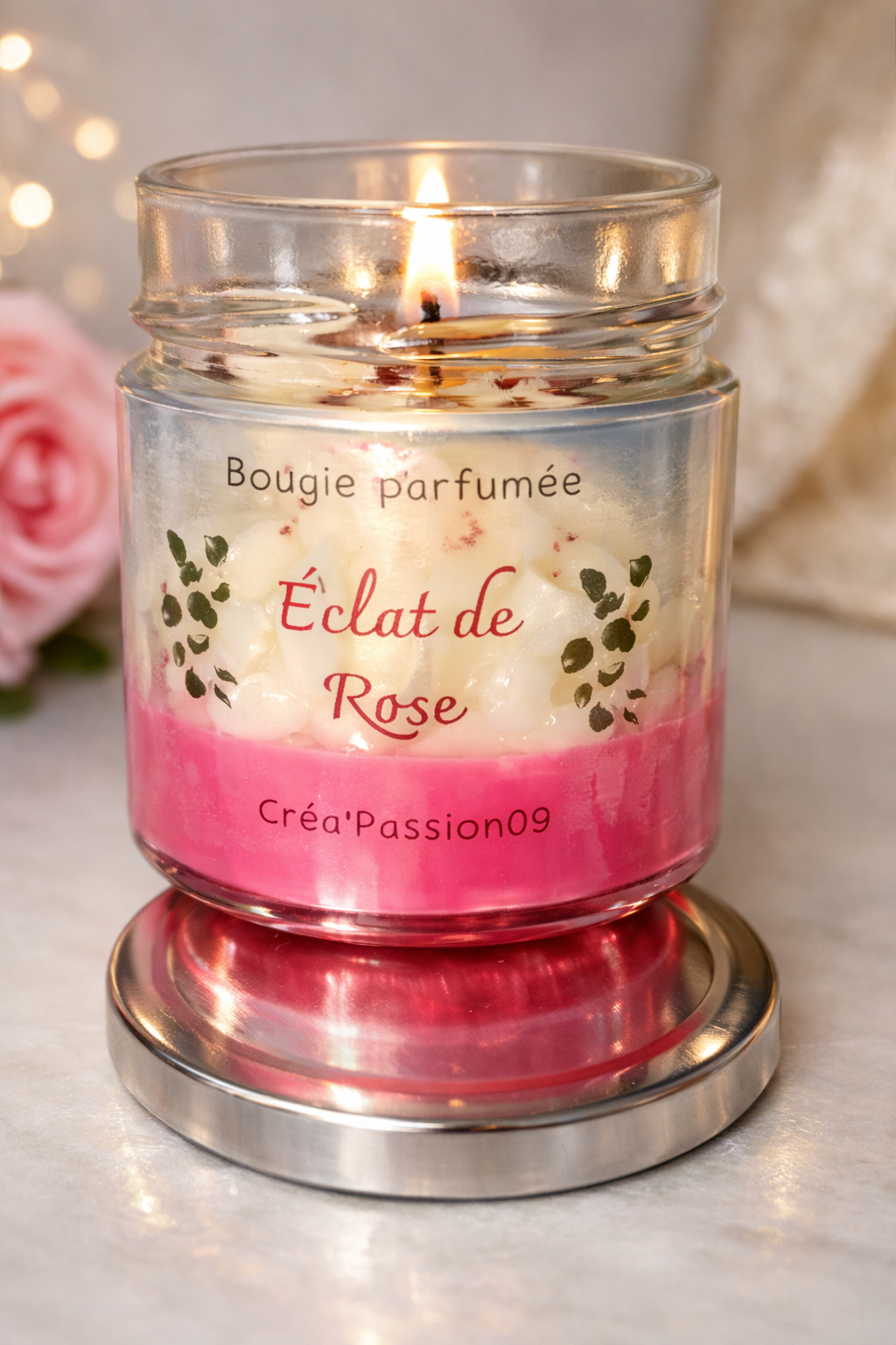 « Bougie parfumée Éclat de Rose artisanale Créa’Passion09 en cire naturelle, allumée dans ambiance spa romantique » »