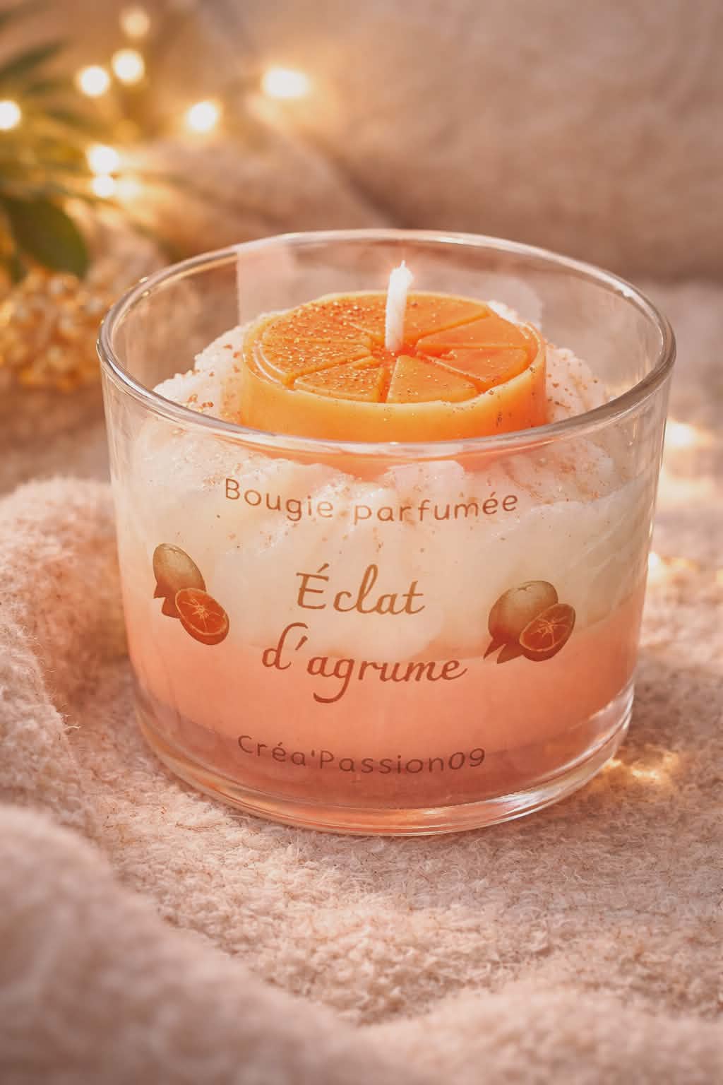 Bougie parfumée Éclat d’agrume Créa’Passion09 en verre, cire végétale blanche avec décor tranche d’orange, ambiance lumineuse et cocooning