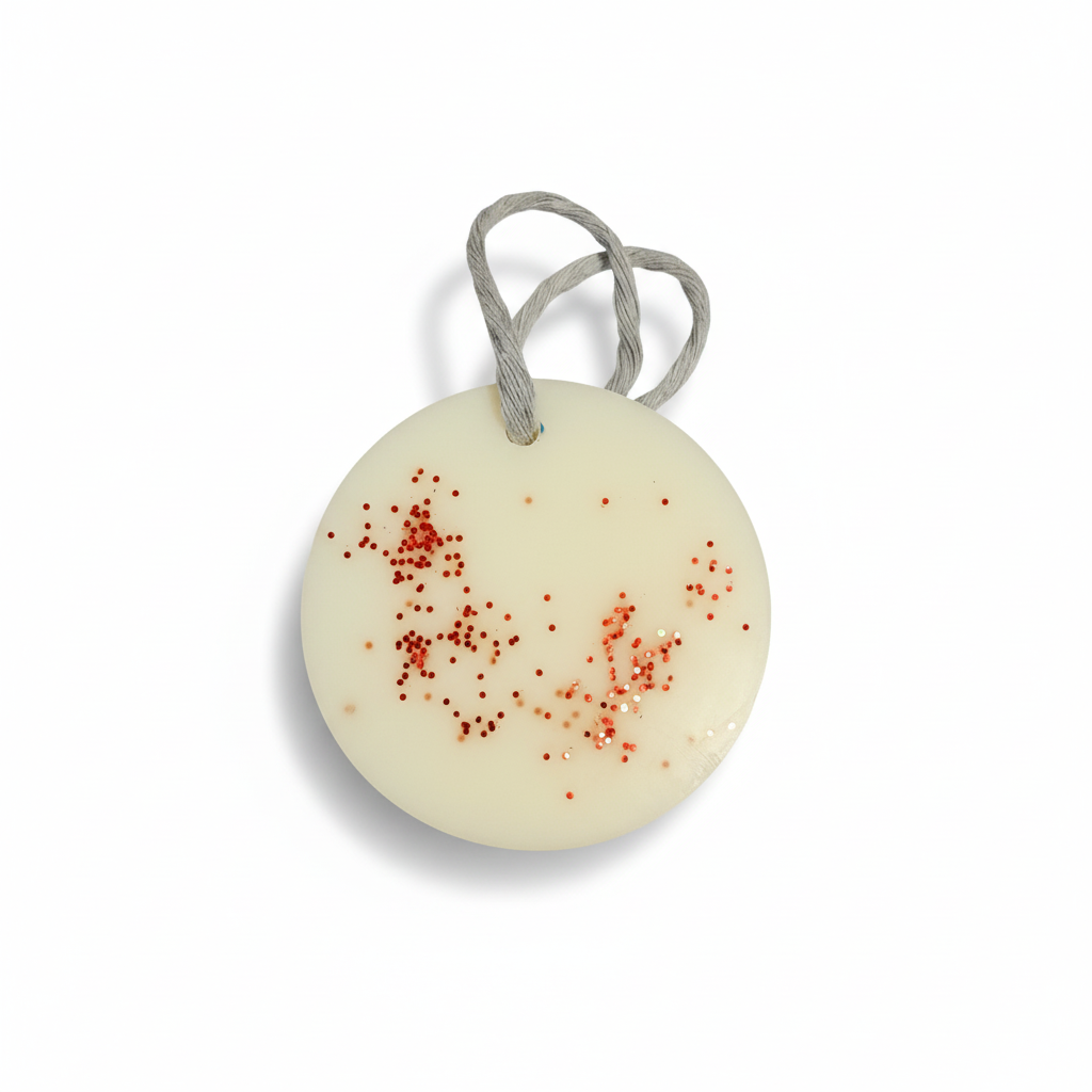 "Suspension parfumée décorative ronde en cire naturelle avec paillettes rouges et cordon gris"